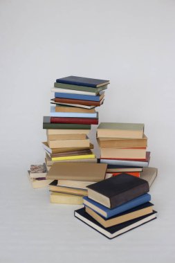 Beyaz arkaplan üzerine kitap yığını