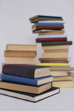 Beyaz arkaplan üzerine kitap yığını