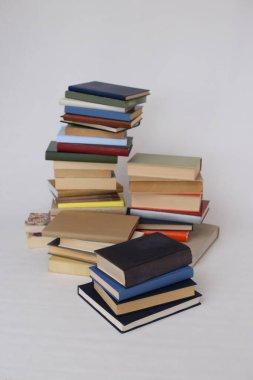 Beyaz arkaplan üzerine kitap yığını