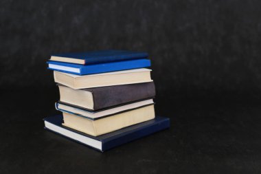 Siyah arkaplan üzerine kitap yığını
