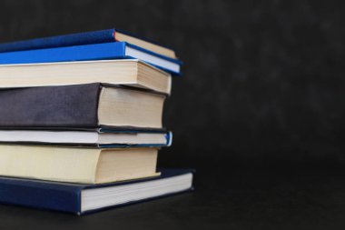 Siyah arkaplan üzerine kitap yığını