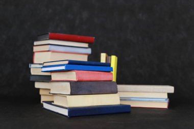 Siyah arkaplan üzerine kitap yığını