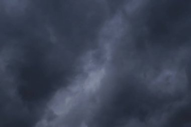 Gökyüzündeki kara bulutlar yağmur ve fırtınadan önce