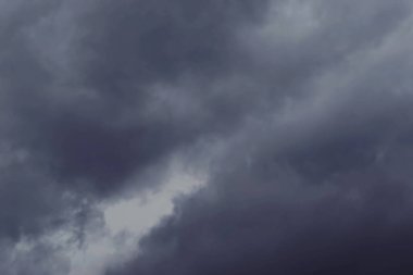 Gökyüzündeki kara bulutlar yağmur ve fırtınadan önce
