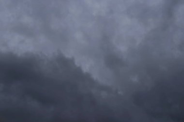Gökyüzündeki kara bulutlar yağmur ve fırtınadan önce