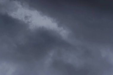 Gökyüzündeki kara bulutlar yağmur ve fırtınadan önce