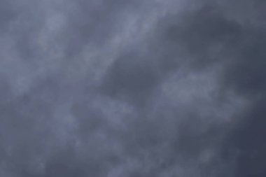 Gökyüzündeki kara bulutlar yağmur ve fırtınadan önce