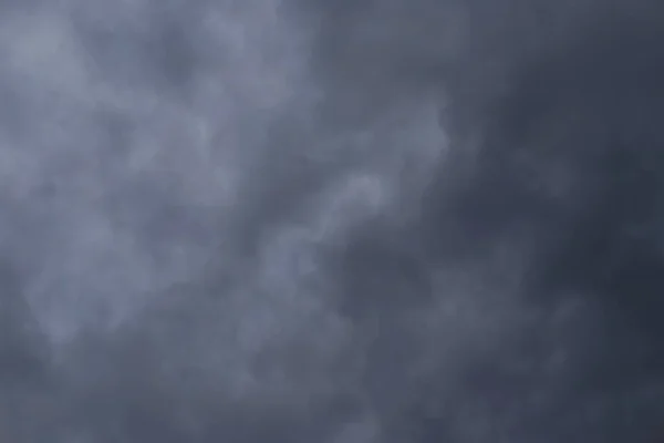 Σκοτεινά Σύννεφα Στον Ουρανό Πριν Βροχή Και Την Καταιγίδα — Φωτογραφία Αρχείου