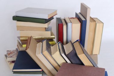 Beyaz arkaplan üzerine kitap yığını
