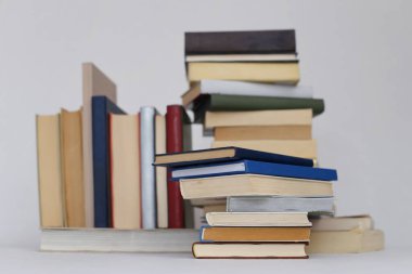 Beyaz arkaplan üzerine kitap yığını