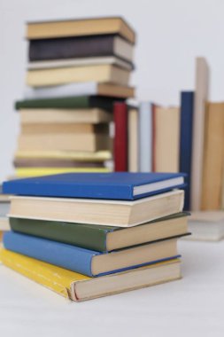 Beyaz arkaplan üzerine kitap yığını