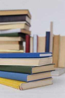 Beyaz arkaplan üzerine kitap yığını
