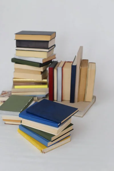 Stapel Von Büchern Auf Weißem Hintergrund — Stockfoto