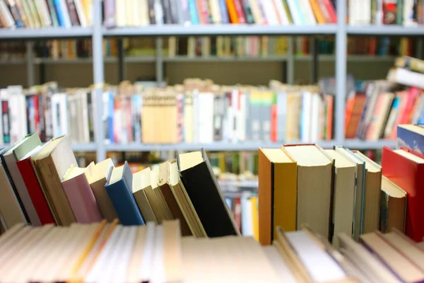 Könyvek Polcon Könyvtárban — Stock Fotó