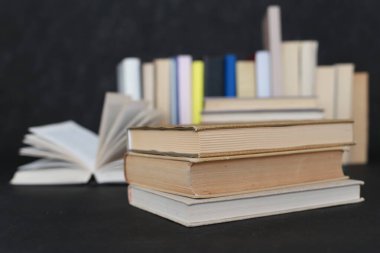 Siyah arkaplan üzerine kitap yığını