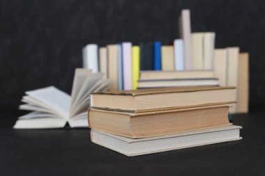 Siyah arkaplan üzerine kitap yığını