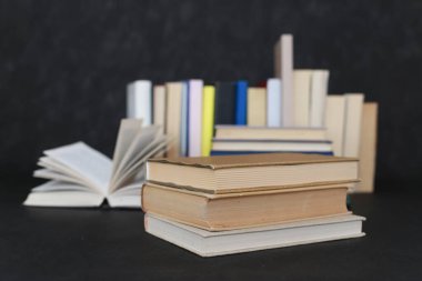 Siyah arkaplan üzerine kitap yığını