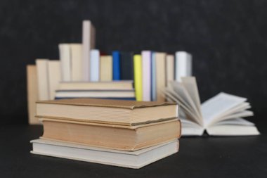 Siyah arkaplan üzerine kitap yığını