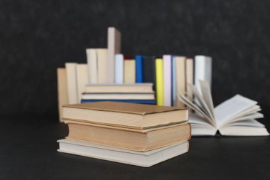 Siyah arkaplan üzerine kitap yığını