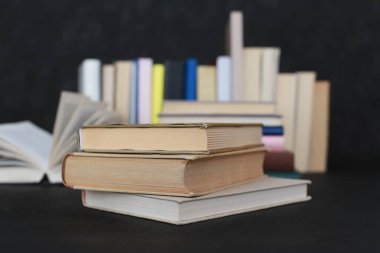 Siyah arkaplan üzerine kitap yığını