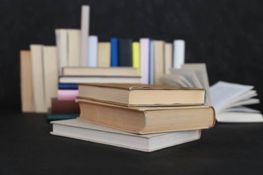 Siyah arkaplan üzerine kitap yığını