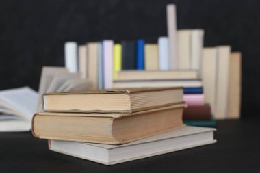 Siyah arkaplan üzerine kitap yığını