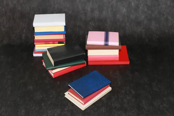Pilha Livros Sobre Fundo Preto — Fotografia de Stock