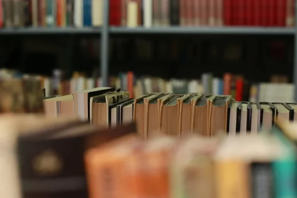 Libros Estantería Biblioteca —  Fotos de Stock