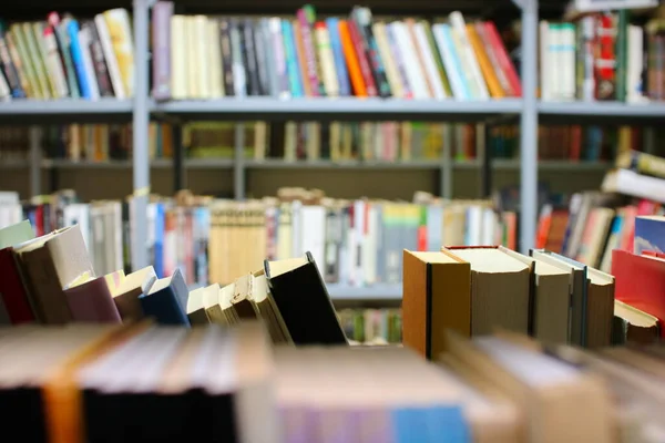 Bücher Regal Der Bibliothek — Stockfoto
