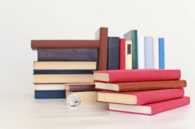 Beyaz arkaplan üzerine kitap yığını