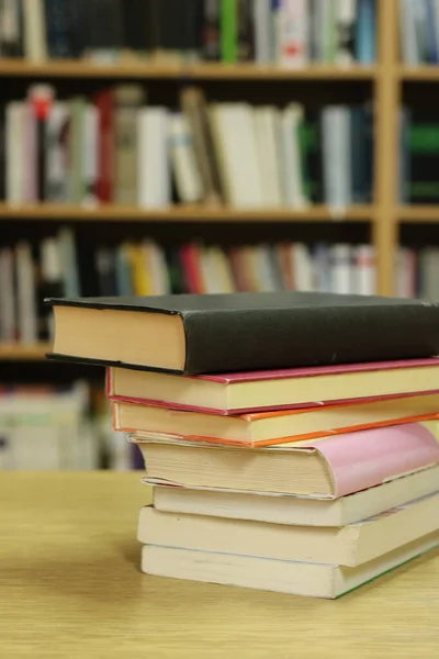 Libros Sobre Mesa Biblioteca — Foto de Stock