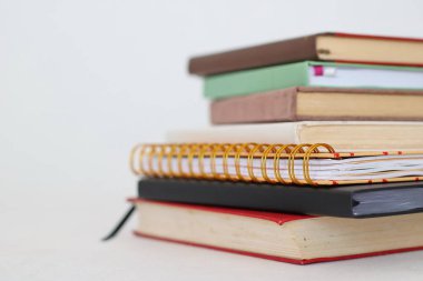 Beyaz arkaplan üzerine kitap yığını