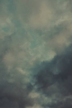 Yağmurdan önce gökyüzünde bulutlar. Kış fırtınası 