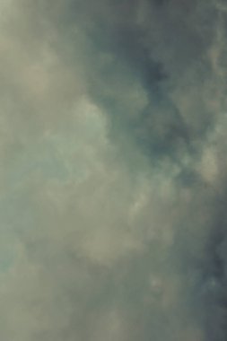 Yağmurdan önce gökyüzünde bulutlar. Kış fırtınası 