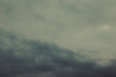 Yağmurdan önce gökyüzünde bulutlar. Kış fırtınası 