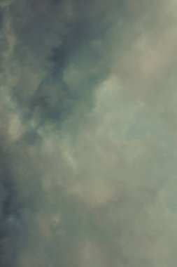 Yağmurdan önce gökyüzünde bulutlar. Kış fırtınası 