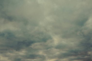 Yağmurdan önce gökyüzünde bulutlar. Kış fırtınası 