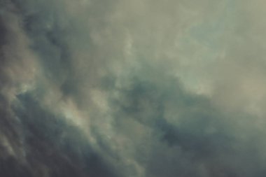 Yağmurdan önce gökyüzünde bulutlar. Kış fırtınası 