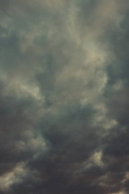 Yağmurdan önce gökyüzünde bulutlar. Kış fırtınası 