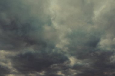 Yağmurdan önce gökyüzünde bulutlar. Kış fırtınası 