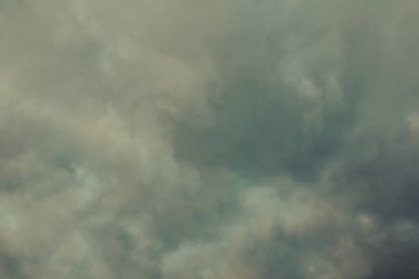 Yağmurdan önce gökyüzünde bulutlar. Kış fırtınası 