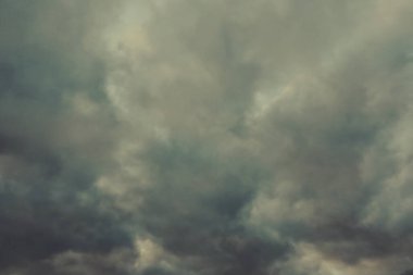 Yağmurdan önce gökyüzünde bulutlar. Kış fırtınası 