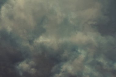 Yağmurdan önce gökyüzünde bulutlar. Kış fırtınası 