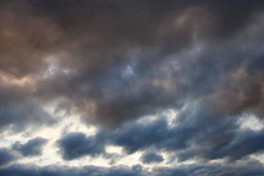 yağmur bulutları ile mavi gökyüzü