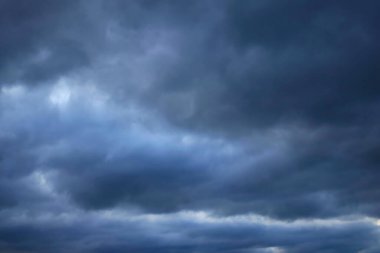 yağmur bulutları ile mavi gökyüzü