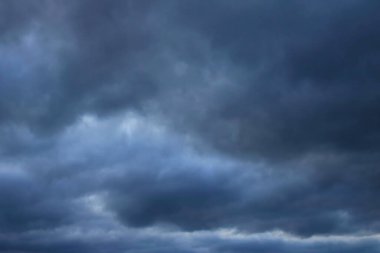 yağmur bulutları ile mavi gökyüzü