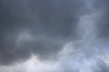 Kara gökyüzü ve yağmur bulutları