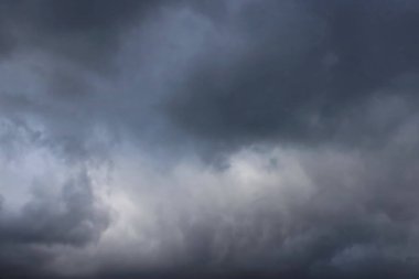 Kara gökyüzü ve yağmur bulutları