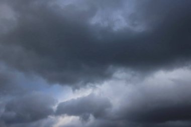 Kara gökyüzü ve yağmur bulutları