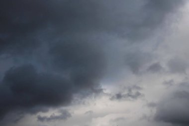 Kara gökyüzü ve yağmur bulutları